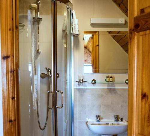 Ett badrum på Half Door Cottage