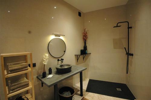 Ванная комната в SLEEP INN - Japanese Loft with balconyview citycenter