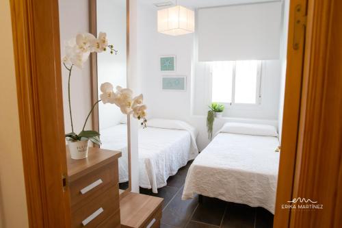 Posteľ alebo postele v izbe v ubytovaní MRZ Rentals 1ª Linea Playa Valdelagrana 2 Dorm y Parking