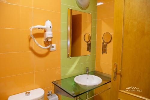 łazienka z umywalką i lustrem w obiekcie Apartamento Cañadilla MRZ Rentals w mieście El Puerto de Santa María