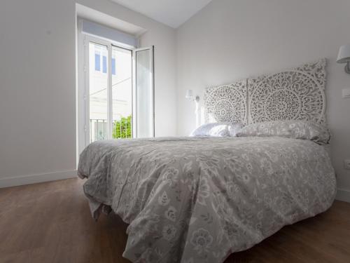 Säng eller sängar i ett rum på RD APARCAMIENTO INCLUIDO TRIANA luminoso cómodo apartamento 2Bd 2Bth