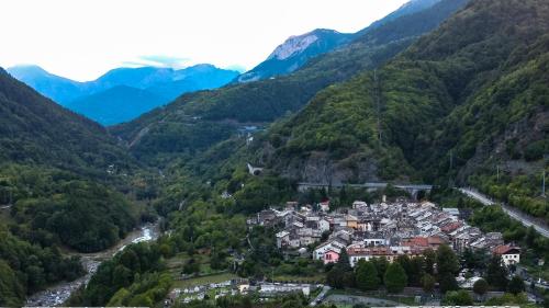 una città in una valle con montagne sullo sfondo di Bed & Breakfast Gabriella EXILLES a Exilles