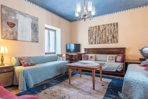 ein Wohnzimmer mit einem Sofa und einem Tisch in der Unterkunft Casa Jasmina in Dro