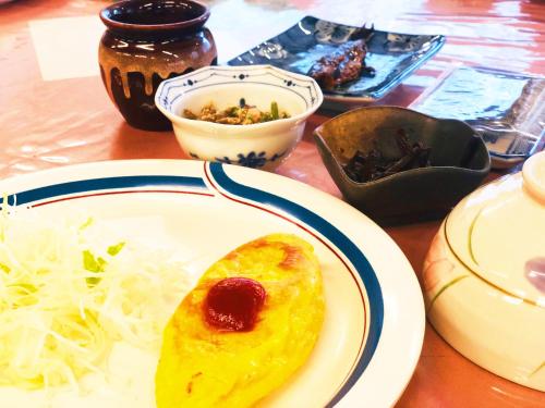 un piatto con un pezzo di cibo su un tavolo di Onsen Yado Misuzuso a Matsumoto