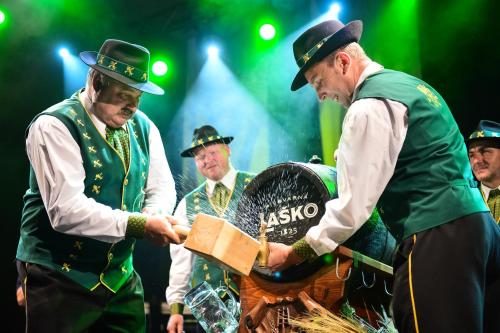 a group of men in top hats on a stage at Rooms Savinja in Laško