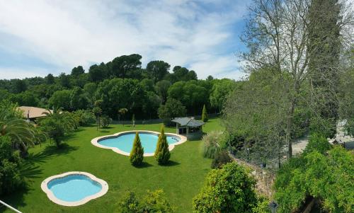 - une vue aérienne sur une cour avec 2 piscines dans l'établissement Apartamentos Turísticos Rurales Dos Fuentes, à Cordoue