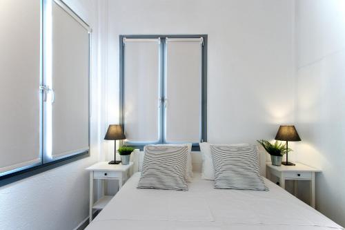 A bed or beds in a room at Mikri Gonia