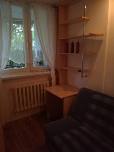 Cette chambre dispose d'un bureau, d'une chaise et d'une fenêtre. dans l'établissement Flat Trocka Street, à Varsovie