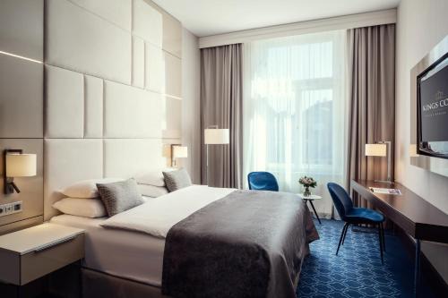 Un pat sau paturi într-o cameră la Hotel KINGS COURT