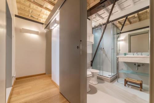 łazienka z toaletą i umywalką w obiekcie Piazza Navona Elegant Apartment w Rzymie