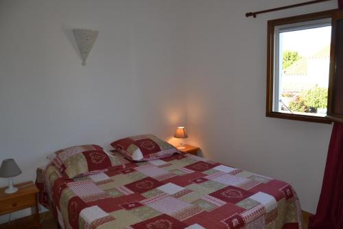 um quarto com uma cama e uma janela em Le patio de Torreilles-Plage em Torreilles