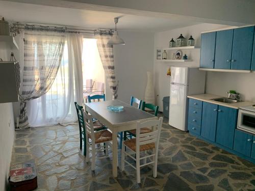 Agios RomanosにあるSea and Sun Villaのキッチン(テーブル、椅子付)