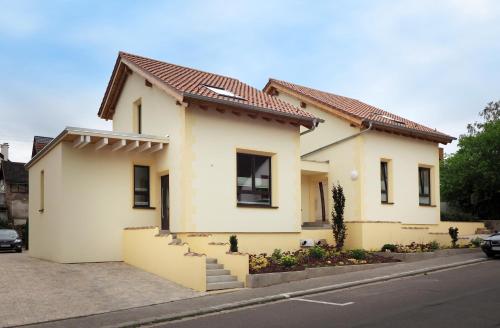 a house on the side of a street at Ferienhaus Alte Glaserei in Neustadt an der Weinstraße