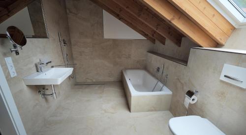 Ванна кімната в Ferienhaus Alte Glaserei