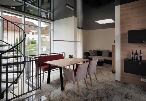 a dining room with a table and chairs at Ferienhaus Alte Glaserei in Neustadt an der Weinstraße