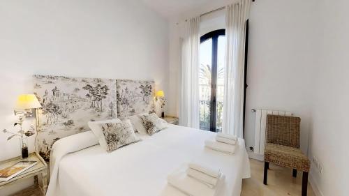 Tempat tidur dalam kamar di Sevilla Luxury Rentals - Alcazar