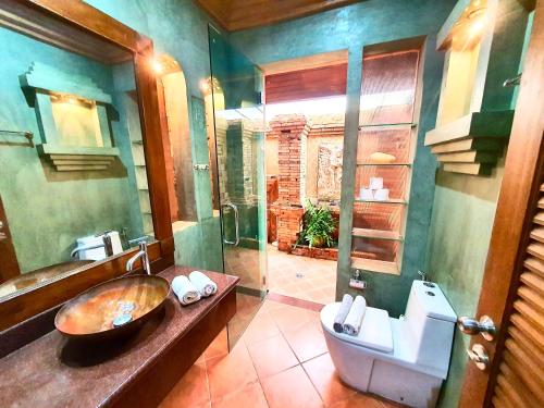 Koupelna v ubytování Baan Rom Yen : Balinese Pool Villa in Rawai