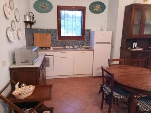 Dapur atau dapur kecil di S'orrosa casa vacanze bifamiliare in montagna panorama stupendo Sardegna