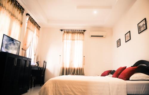 een slaapkamer met een bed en een raam bij Thanh Binh Hotel in La Gi