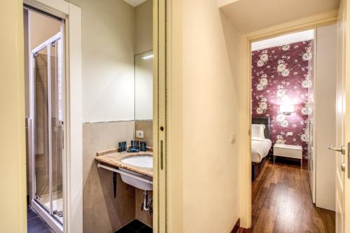 Kylpyhuone majoituspaikassa Holiday Apartment Bernini Near The Trevi Fountain - 4 Bedroom