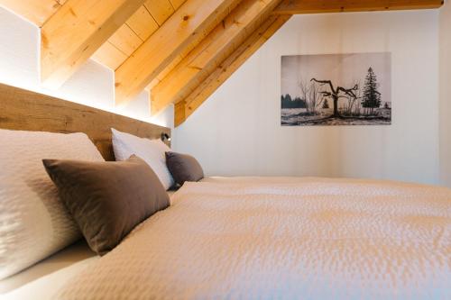 a bedroom with a large bed in a room at Moderne 3 Zi.-FeWo BlackForestArt Nähe Freiburg in Simonswald