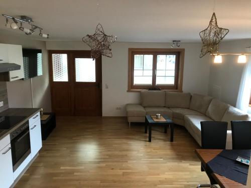 sala de estar con sofá y mesa en Haus Elvira en Klösterle am Arlberg