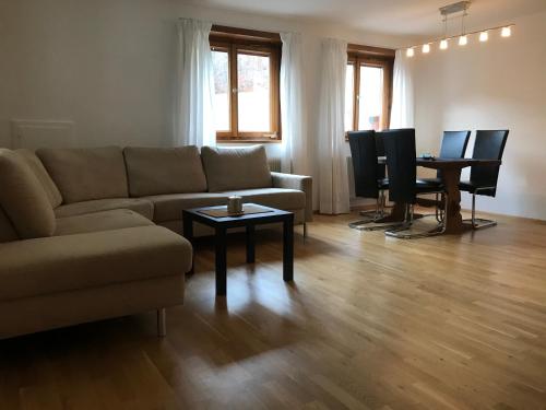 ein Wohnzimmer mit einem Sofa und einem Tisch in der Unterkunft Haus Elvira in Klösterle am Arlberg