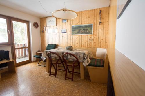 ein Esszimmer mit einem Tisch und einem Stuhl in der Unterkunft Sass Pordoi in Mazzin