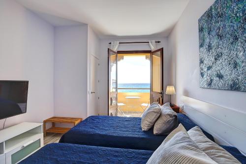 1 dormitorio con cama azul y vistas al océano en vv CASCO HISTÓRICO SEA VIEWS, en Santa Cruz de la Palma