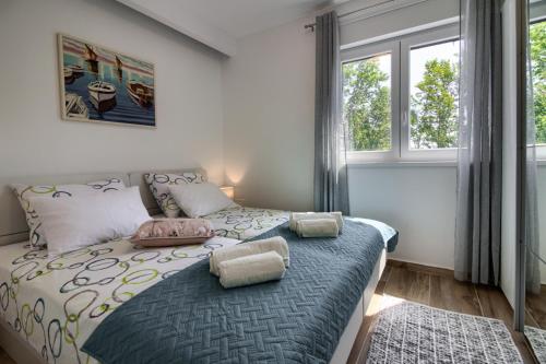 Postel nebo postele na pokoji v ubytování New luxury Villa with extra heated pool with hydromassage, biliard near town center
