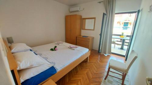 En eller flere senger på et rom på Apartmani Štambuk