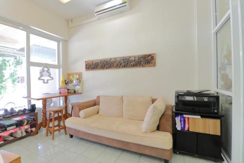 a living room with a couch and a table at Saen Sabai Hostel in Lat Krabang