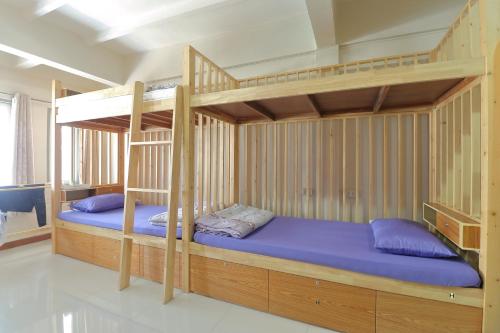 เตียงในห้องที่ Saen Sabai Hostel