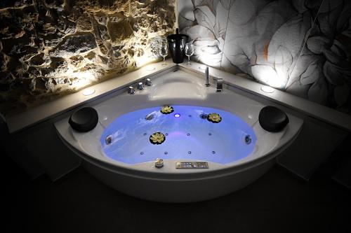 bañera con rocas en una habitación en B&B AURORA, en Piazza Armerina