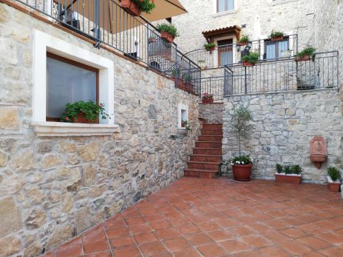 カパッチョ・ペストゥムにあるcasa Marinoの石造りの建物で、階段と鉢植えの植物が飾られています。