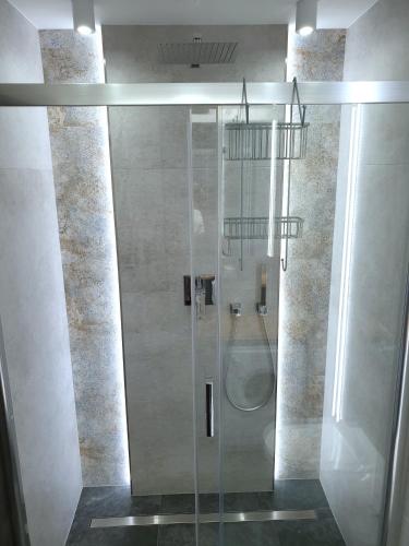 ,Private Apartment, Aircondition, Garage, HD TV pl & de, WiFi, fully equipped, near beach