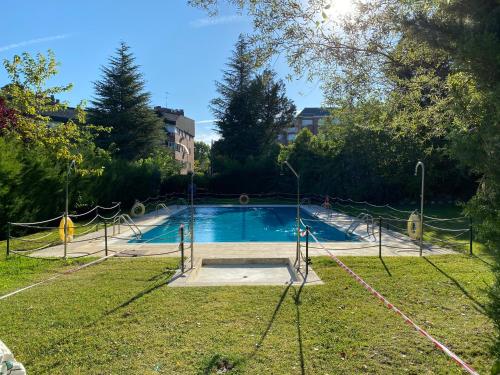 uma piscina vazia num parque em The Oliver Apartamentos em Pozuelo de Alarcón
