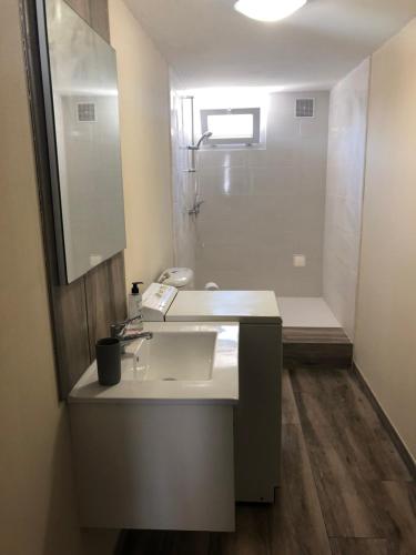 une salle de bain blanche avec un lavabo et une douche dans l'établissement 65m2 à 2km de la plage ST GEORGES DE DIDONNE, à Saint-Georges-de-Didonne