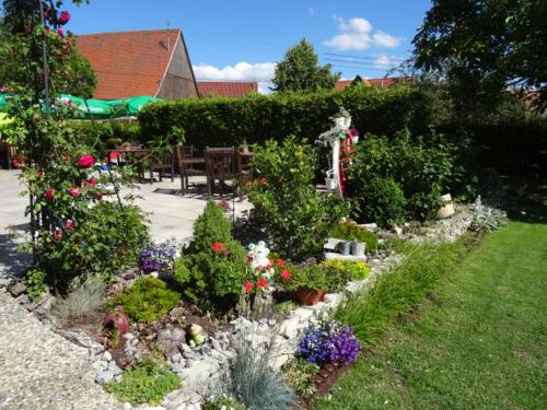 un giardino con fiori e piante in un cortile di Hotel 4 Jahreszeiten mit Restaurant ad Albstadt