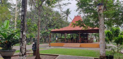 婆羅浮屠的住宿－Anugrah Borobudur 1 & 2，公园中间的亭子,树丛
