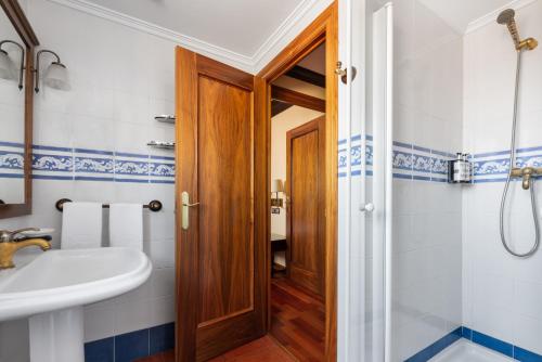 a bathroom with a sink, toilet and shower at Crisol Conde Rodrigo in Ciudad-Rodrigo