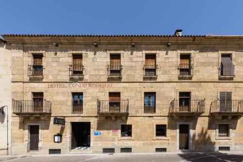 a brick building with a hotel concorde written on it at Crisol Conde Rodrigo in Ciudad-Rodrigo