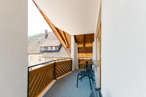 a view from the balcony of a house with a desk at Moderne 2 Zi.-FeWo BlackForest Art Barrierefrei Nähe Freiburg in Simonswald
