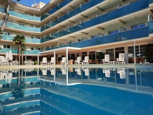 una vista del hotel desde la piscina en Hotel Canada Palace, en Calafell