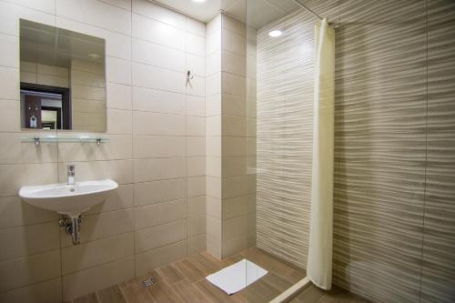 y baño con lavabo y ducha. en Hotel Magnific en Kranevo