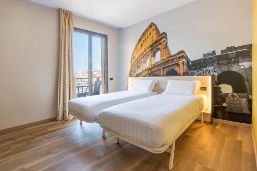 sypialnia z dużym łóżkiem i dużym oknem w obiekcie B&B Hotel Roma Tuscolana San Giovanni w Rzymie