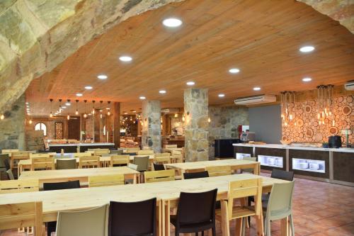 Reštaurácia alebo iné gastronomické zariadenie v ubytovaní El Jou Nature