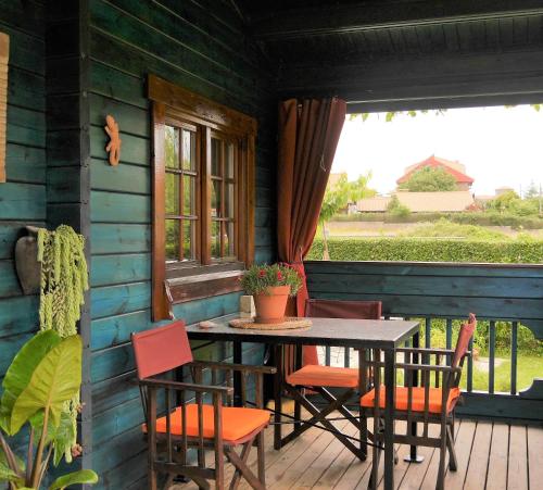 una mesa y sillas en el porche de una casa en Casa Azul en Santillana del Mar