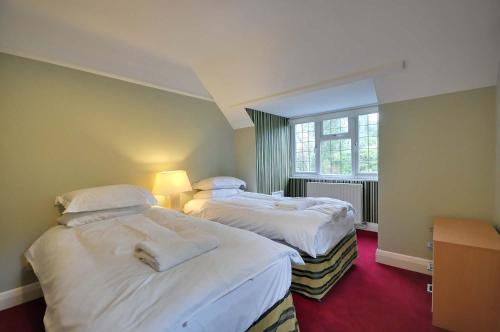 ボーンマスにある27A Durley Chineのベッド2台と窓が備わる客室です。
