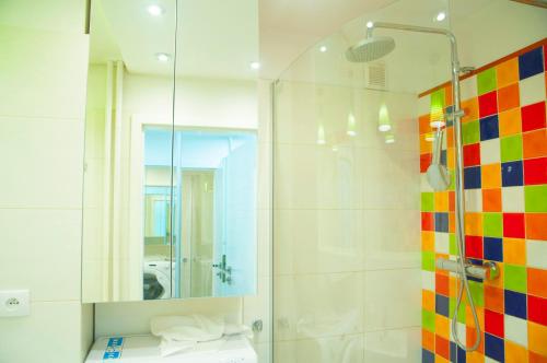 Un baño con ducha, lavabo y espejo. en Apartament Sen, en Łódź